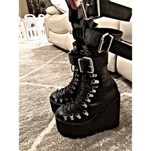 Current Mood LEGENDARY TRAITOR BOOTS